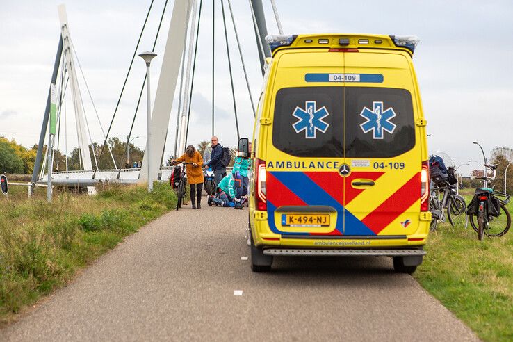 Een fietsster raakte gewond op de Westenholterbrug. - Foto: Ruben Meinten