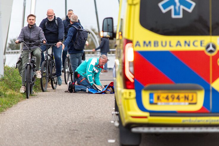 Fietsster gewond naar ziekenhuis na ongeluk op Westenholterbrug - Foto: Ruben Meinten