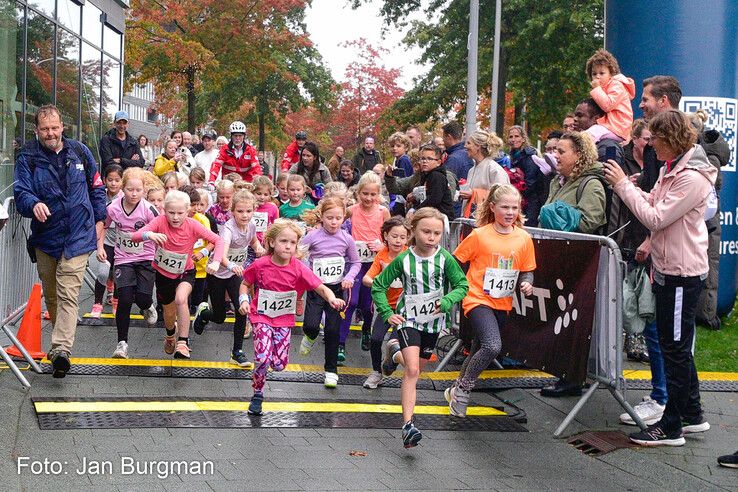 In beeld: BB-loper Tim den Besten wint Stadshagenrun - Foto: Jan Burgman