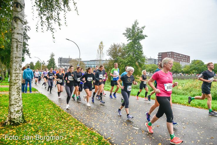 In beeld: BB-loper Tim den Besten wint Stadshagenrun - Foto: Jan Burgman