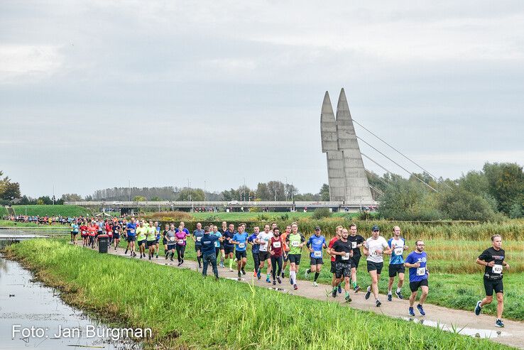 In beeld: BB-loper Tim den Besten wint Stadshagenrun - Foto: Jan Burgman