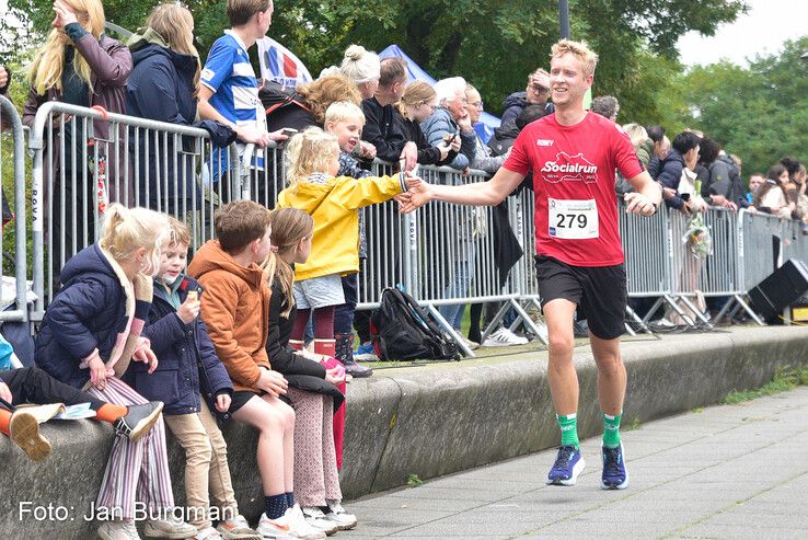 In beeld: BB-loper Tim den Besten wint Stadshagenrun - Foto: Jan Burgman