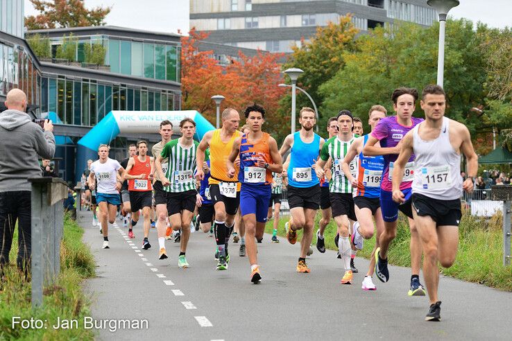 In beeld: BB-loper Tim den Besten wint Stadshagenrun - Foto: Jan Burgman