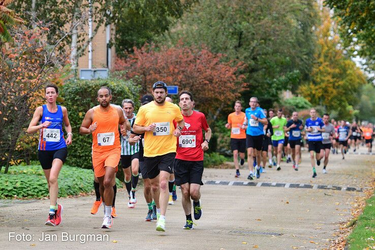 In beeld: BB-loper Tim den Besten wint Stadshagenrun - Foto: Jan Burgman