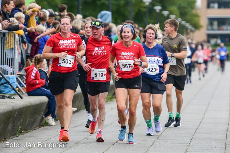 In beeld: BB-loper Tim den Besten wint Stadshagenrun - Foto: Jan Burgman