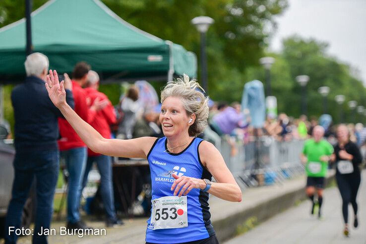 In beeld: BB-loper Tim den Besten wint Stadshagenrun - Foto: Jan Burgman