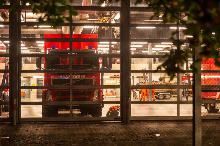 Brandweerlieden maken zich gereed voor de inzet in Meppel. - Foto: Peter Denekamp