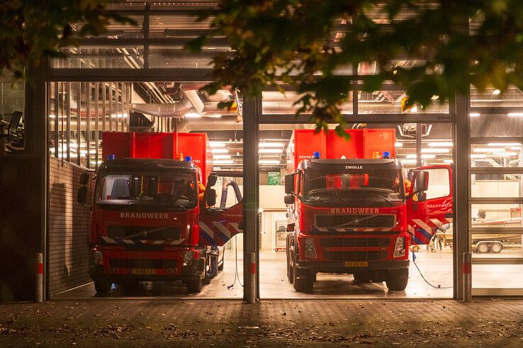 Specialistisch brandweerteam uit Zwolle op weg naar explosie in woning in Meppel - Foto: Peter Denekamp