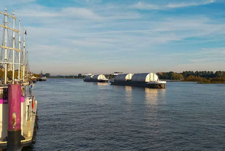 Bijzonder transport over de IJssel bij Kampen - Foto: Joop van Dijk