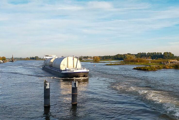 Bijzonder transport over de IJssel bij Kampen - Foto: Joop van Dijk