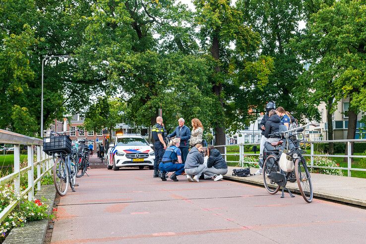 Een fietsster raakte lichtgewond bij een ongeluk op de Kerkbrug. - Foto: Peter Denekamp