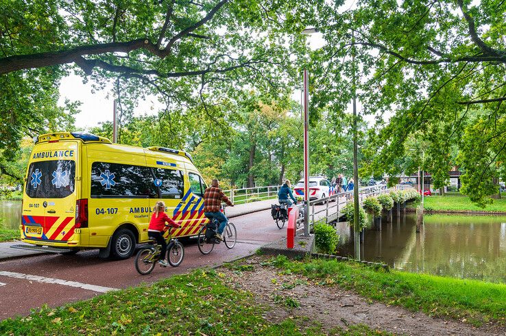 Fietsster lichtgewond na botsing op Kerkbrug - Foto: Peter Denekamp