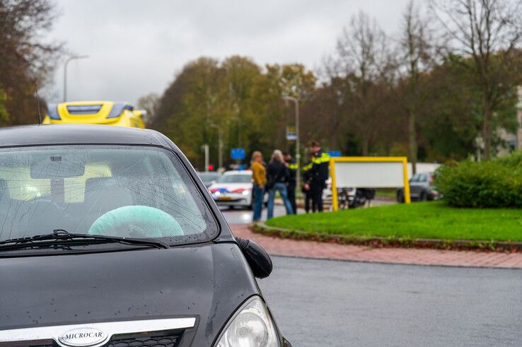 Een fietser raakte gewond bij een aanrijding op de rotonde. - Foto: Peter Denekamp