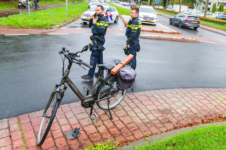 Fietser gewond na aanrijding op rotonde in Zwolle-Zuid - Foto: Peter Denekamp