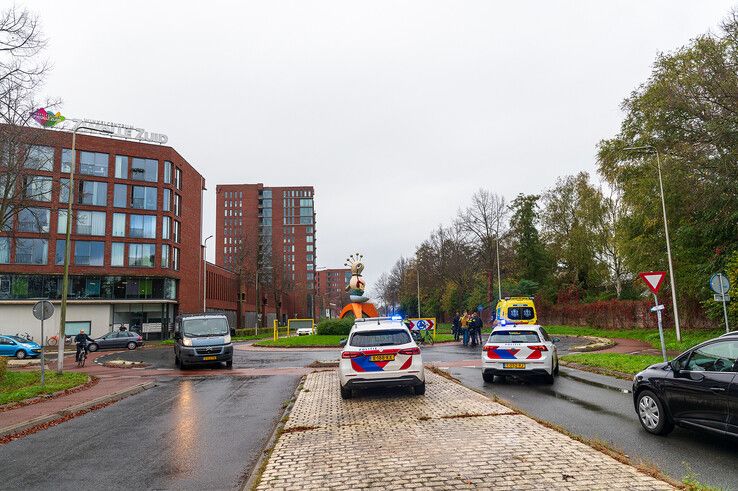 Fietser gewond na aanrijding op rotonde in Zwolle-Zuid - Foto: Peter Denekamp