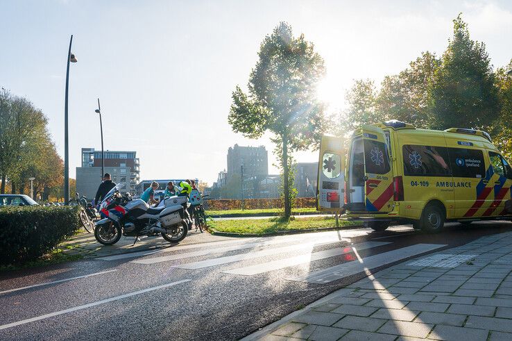 Een fietsster werd aangereden nadat ze geen voorrang kreeg op de rotonde. - Foto: Peter Denekamp