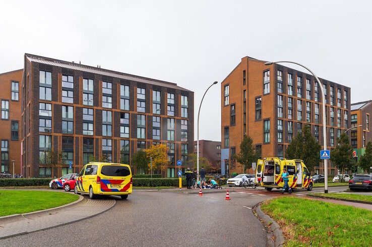 Opnieuw raakt een fietser gewond op de rotonde. - Foto: Peter Denekamp