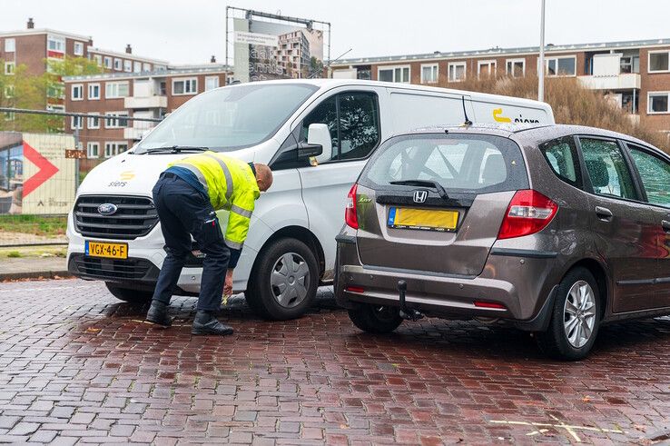 In beeld: Fietser ernstig gewond na frontale botsing met automobilist op Schuurmanstraat - Foto: Peter Denekamp