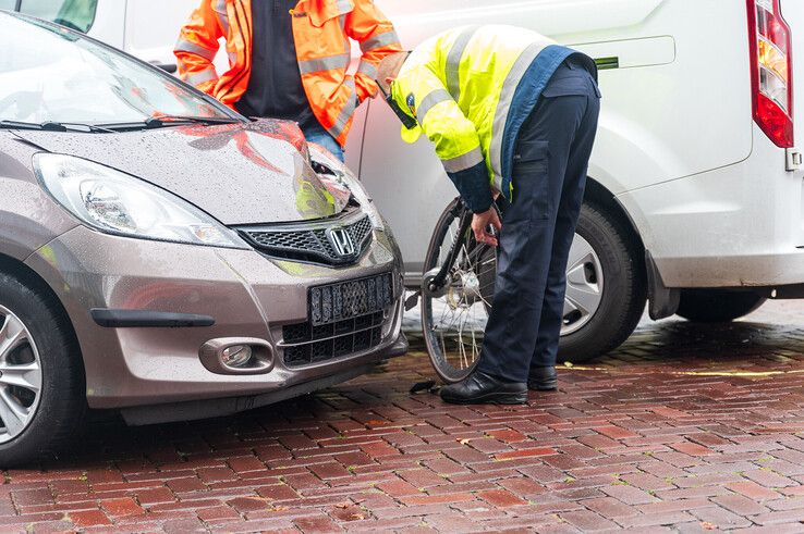 In beeld: Fietser ernstig gewond na frontale botsing met automobilist op Schuurmanstraat - Foto: Peter Denekamp