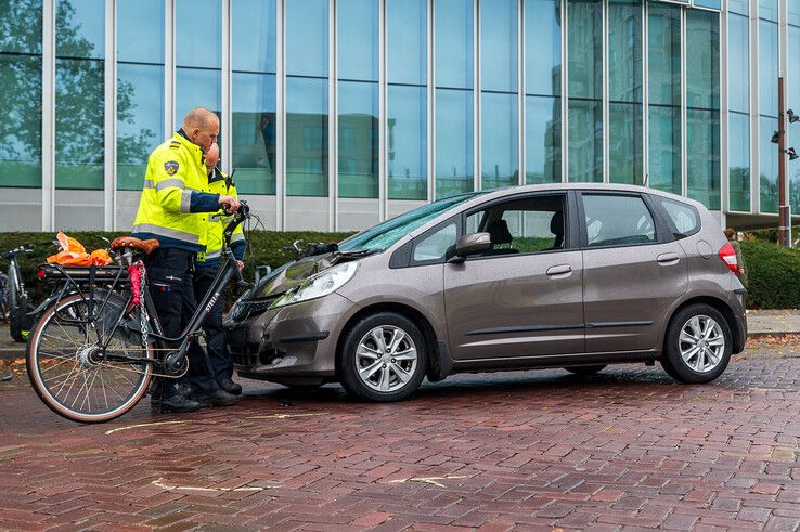 In beeld: Fietser ernstig gewond na frontale botsing met automobilist op Schuurmanstraat - Foto: Peter Denekamp