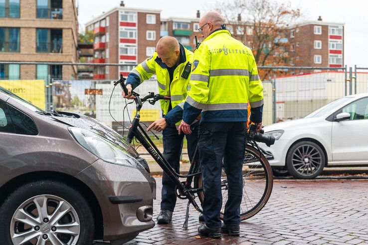 In beeld: Fietser ernstig gewond na frontale botsing met automobilist op Schuurmanstraat - Foto: Peter Denekamp