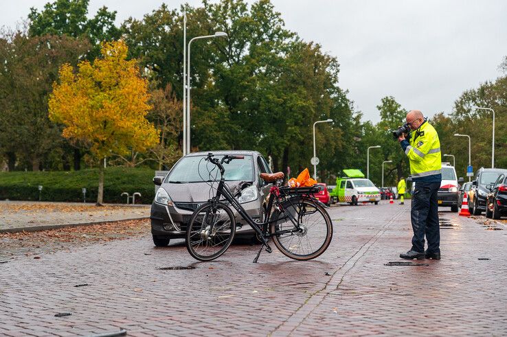 In beeld: Fietser ernstig gewond na frontale botsing met automobilist op Schuurmanstraat - Foto: Peter Denekamp