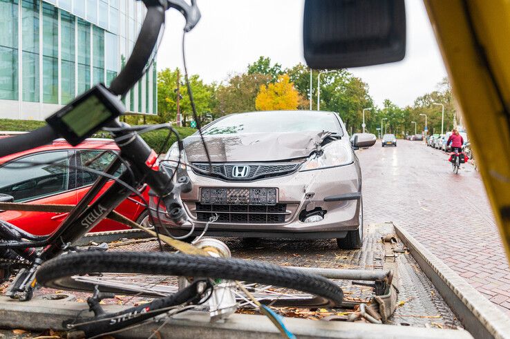 In beeld: Fietser ernstig gewond na frontale botsing met automobilist op Schuurmanstraat - Foto: Peter Denekamp