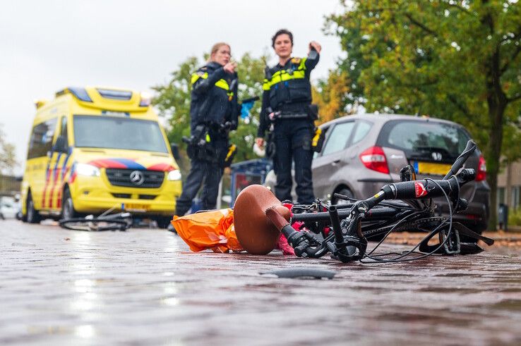 In beeld: Fietser ernstig gewond na frontale botsing met automobilist op Schuurmanstraat - Foto: Peter Denekamp