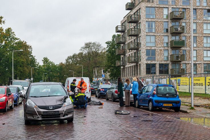 In beeld: Fietser ernstig gewond na frontale botsing met automobilist op Schuurmanstraat - Foto: Peter Denekamp