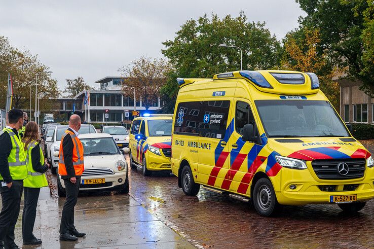 In beeld: Fietser ernstig gewond na frontale botsing met automobilist op Schuurmanstraat - Foto: Peter Denekamp