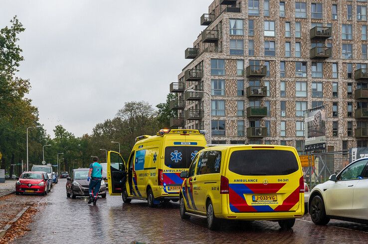 In beeld: Fietser ernstig gewond na frontale botsing met automobilist op Schuurmanstraat - Foto: Peter Denekamp