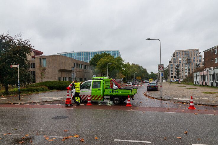 In beeld: Fietser ernstig gewond na frontale botsing met automobilist op Schuurmanstraat - Foto: Peter Denekamp