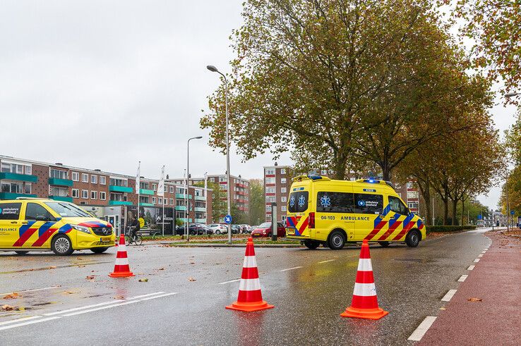 In beeld: Fietser ernstig gewond na frontale botsing met automobilist op Schuurmanstraat - Foto: Peter Denekamp