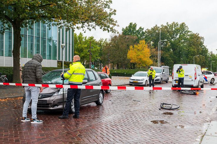 In beeld: Fietser ernstig gewond na frontale botsing met automobilist op Schuurmanstraat - Foto: Peter Denekamp