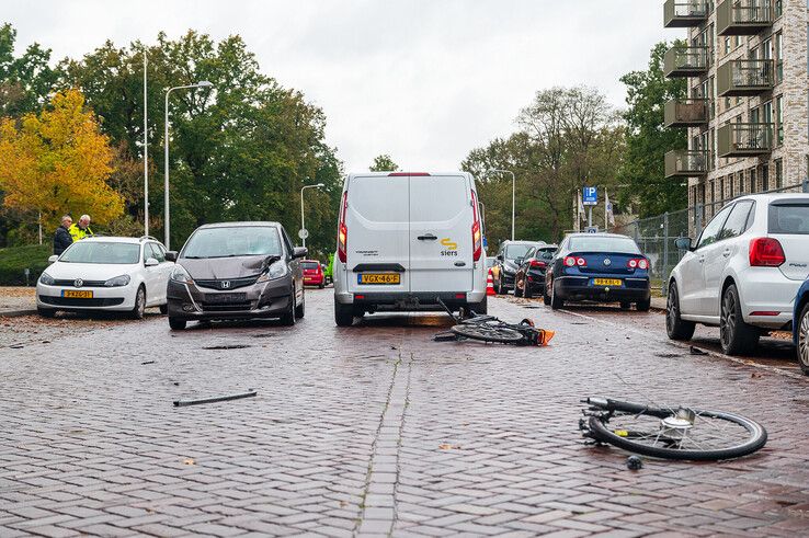 In beeld: Fietser ernstig gewond na frontale botsing met automobilist op Schuurmanstraat - Foto: Peter Denekamp