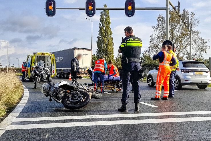 De leerling ging met de lesmotor flink onderuit op het Spoolderplein. - Foto: Redactie 1Zwolle