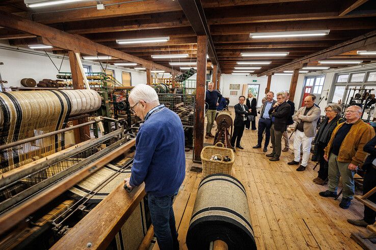 De burgemeesters bezochten het Tapijtmuseum in Genemuiden. - Foto: Wilbert Bijzitter