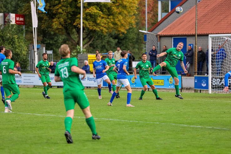 In beeld: 100-jarige oprichter WVF trapt eerste thuiswedstrijd van seizoen af - Foto: Henri Zuidberg