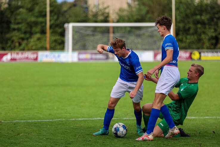 In beeld: 100-jarige oprichter WVF trapt eerste thuiswedstrijd van seizoen af - Foto: Henri Zuidberg