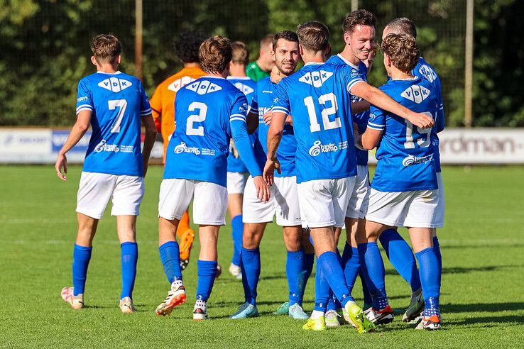 In beeld: 100-jarige oprichter WVF trapt eerste thuiswedstrijd van seizoen af - Foto: Henri Zuidberg