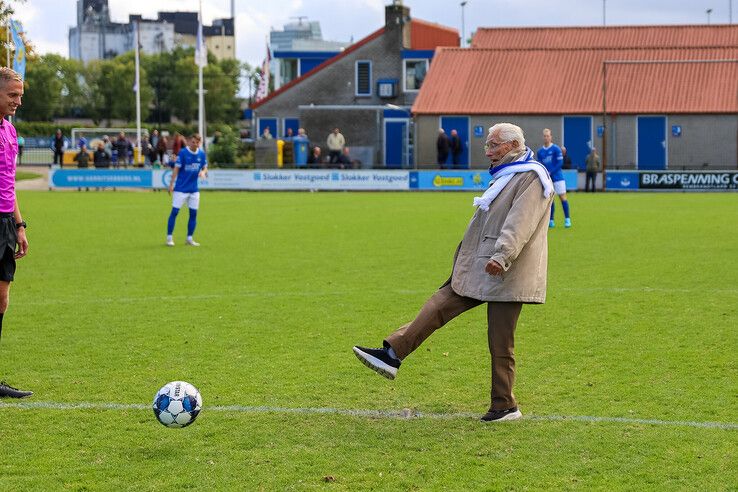 De 100-jarige Gerrit Eikenaar, een van de vier oprichters van WVF, trapt de wedstrijd af. - Foto: Henri Zuidberg