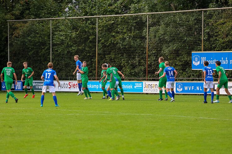 In beeld: 100-jarige oprichter WVF trapt eerste thuiswedstrijd van seizoen af - Foto: Henri Zuidberg