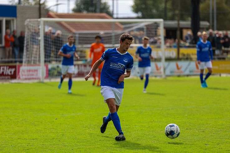 In beeld: 100-jarige oprichter WVF trapt eerste thuiswedstrijd van seizoen af - Foto: Henri Zuidberg