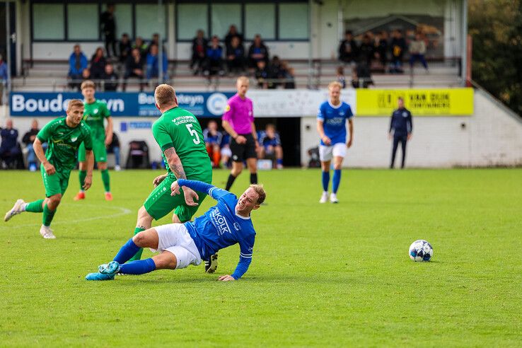 In beeld: 100-jarige oprichter WVF trapt eerste thuiswedstrijd van seizoen af - Foto: Henri Zuidberg