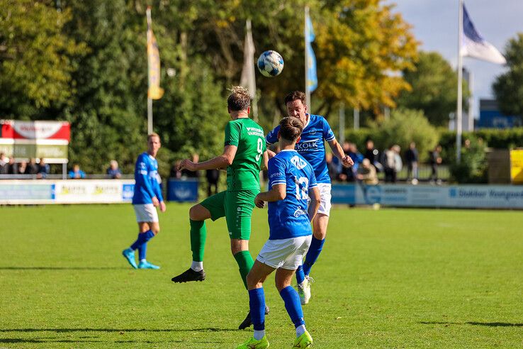 In beeld: 100-jarige oprichter WVF trapt eerste thuiswedstrijd van seizoen af - Foto: Henri Zuidberg