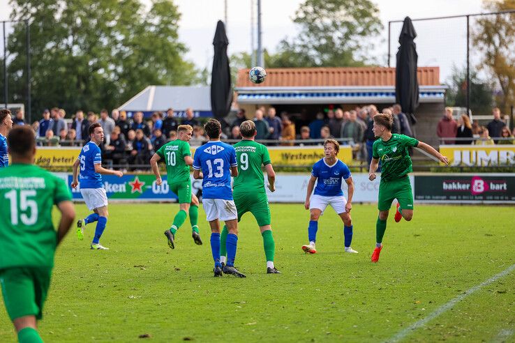 In beeld: 100-jarige oprichter WVF trapt eerste thuiswedstrijd van seizoen af - Foto: Henri Zuidberg