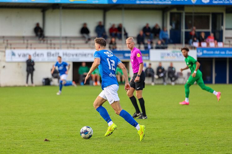 In beeld: 100-jarige oprichter WVF trapt eerste thuiswedstrijd van seizoen af - Foto: Henri Zuidberg