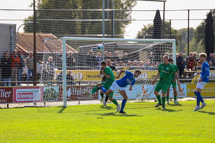 In beeld: 100-jarige oprichter WVF trapt eerste thuiswedstrijd van seizoen af - Foto: Henri Zuidberg