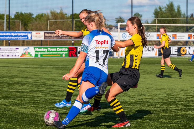 In beeld: ZAC Vrouwen doet wat mannen nalaten… punten pakken - Foto: Peter Denekamp