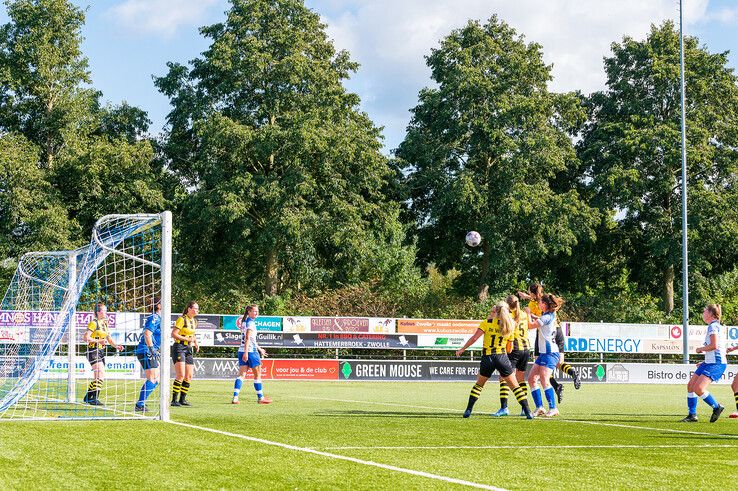 In beeld: ZAC Vrouwen doet wat mannen nalaten… punten pakken - Foto: Peter Denekamp